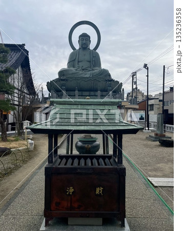 【富山県】賽銭箱越しに見た高岡大仏の正面姿 135236358