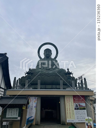 【富山県】高岡大仏の拝観入口と堂々たる仏像 135236360