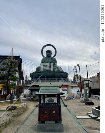 【富山県】賽銭箱越しに見た高岡大仏の正面姿 【富山県】賽銭箱越しに見た高岡大仏の正面姿 135236365