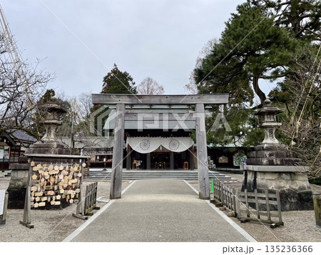 【富山県】鳥居越しに見える高岡市・射水神社の拝殿 【富山県】鳥居越しに見える高岡市・射水神社の拝殿 135236366