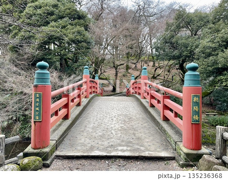 【富山県】高岡古城公園に架かる赤い朝陽橋の全景 135236368