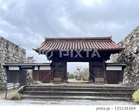 【富山県】富山城跡に現存する千歳御門と石垣の風景 135236369