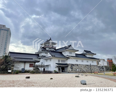 【富山県】白壁と石垣が際立つ富山城の斜め構図 【富山県】白壁と石垣が際立つ富山城の斜め構図 135236371