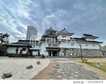 【富山県】白壁と石垣が際立つ富山城の斜め構図 【富山県】白壁と石垣が際立つ富山城の斜め構図 135236373