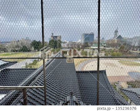 【富山県】富山城天守から望む市街地の眺望 135236376