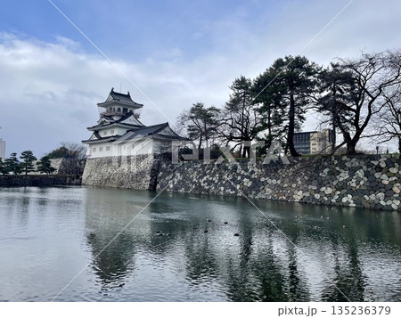 【富山県】内堀に映る富山城の美しい外観 135236379