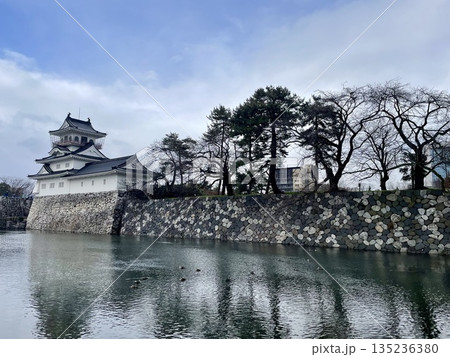 【富山県】内堀に映る富山城の美しい外観 135236380