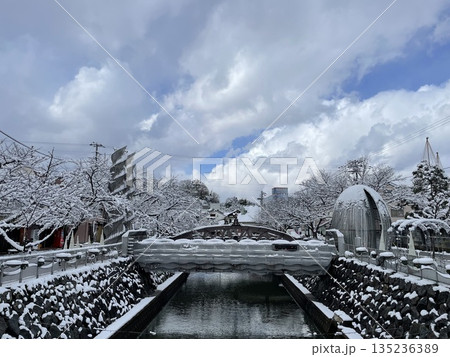 【富山県】氷見市 忍者ハットリくんからくり時計近くの橋と雪景色 135236389