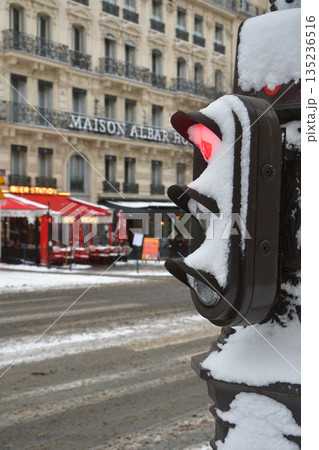 2026年1月7日 パリの大雪で雪に覆われた信号機 2026年1月7日 パリの大雪で雪に覆われた信号機 135236516