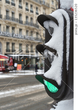 2026年1月7日 パリの大雪で雪に覆われた信号機 2026年1月7日 パリの大雪で雪に覆われた信号機 135236520