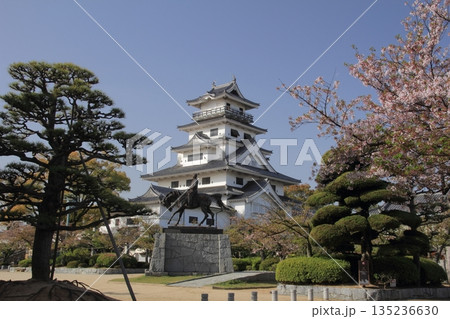 愛媛県今治市　今治城天守と藤堂高虎像 135236630
