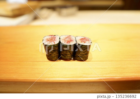 江戸前寿司の締め 贅沢なネギトロ巻の細巻 高級寿司店 135236692