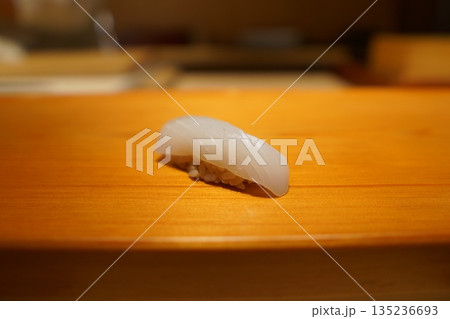 江戸前寿司の職人技 隠し包丁を施した新鮮なイカの握り 135236693