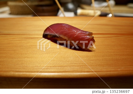 江戸前寿司 鮮やかな赤身が美しいカツオの握り 旬の味覚 江戸前寿司 鮮やかな赤身が美しいカツオの握り 旬の味覚 135236697