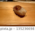 江戸前寿司の技が光るホタテの握り 隠し包丁による繊細な食感 135236698