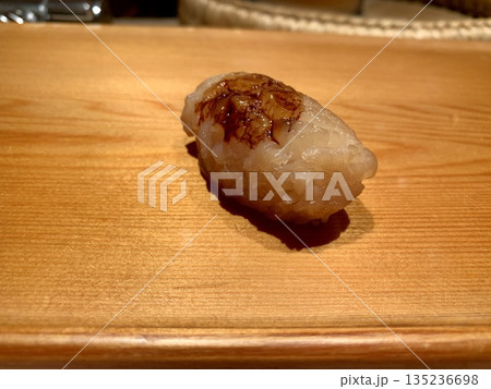江戸前寿司の技が光るホタテの握り 隠し包丁による繊細な食感 135236698