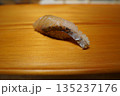 江戸前寿司 旬の白身（サワラまたは太刀魚）の炙り握り 赤酢のシャリ 135237176