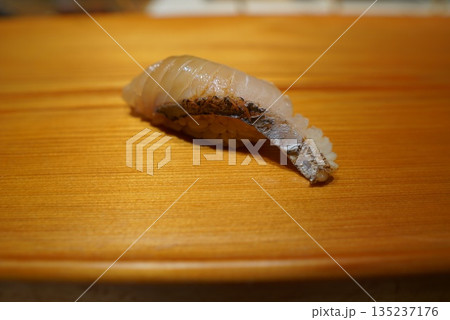 江戸前寿司 旬の白身(サワラまたは太刀魚)の炙り握り 赤酢のシャリ 江戸前寿司 旬の白身(サワラまたは太刀魚)の炙り握り 赤酢のシャリ 135237176