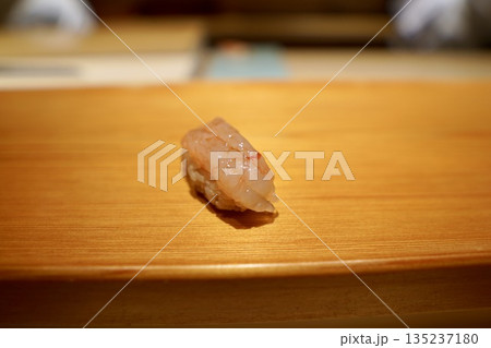 とろける甘みと透明感 新鮮な甘エビの握り寿司 高級江戸前寿司の一貫 135237180