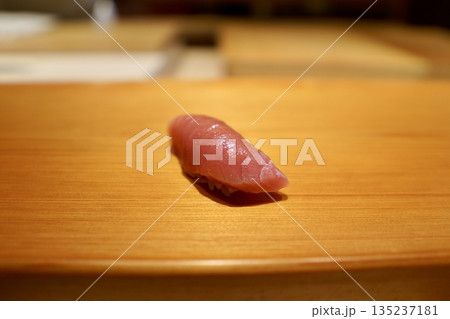 江戸前寿司の最高峰 本マグロの大トロの握り 煮切り醤油仕立て 江戸前寿司の最高峰 本マグロの大トロの握り 煮切り醤油仕立て 135237181