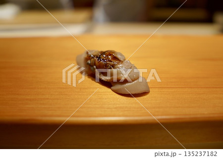 江戸前寿司の真骨頂 ふっくら煮上げた煮蛤（はまぐり）の握り 135237182