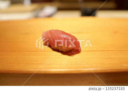 江戸前寿司の華 本マグロ（中トロ）の握り 煮切り醤油仕立て 135237183