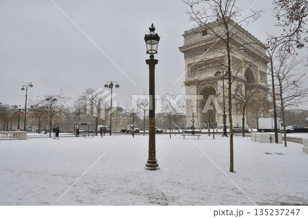 2026年1月7日、大雪に見舞われたパリの凱旋門とシャルル・ド・ゴール広場の雪景色 135237247
