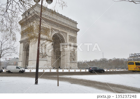 2026年1月7日、大雪に見舞われたパリの凱旋門とシャルル・ド・ゴール広場の雪景色 135237248