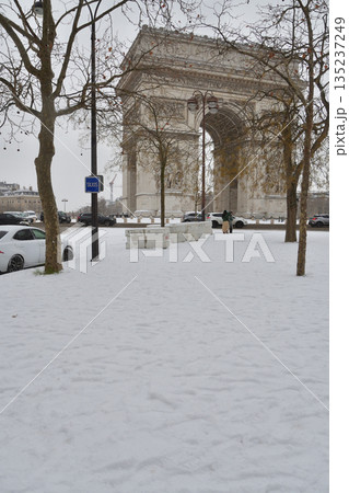 2026年1月7日、大雪に見舞われたパリの凱旋門とシャルル・ド・ゴール広場の雪景色 135237249