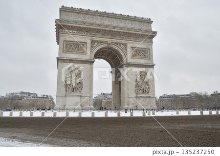 2026年1月7日、大雪に見舞われたパリの凱旋門とシャルル・ド・ゴール広場の雪景色 135237250