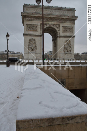 2026年1月7日、大雪に見舞われたパリの凱旋門とシャルル・ド・ゴール広場の雪景色 2026年1月7日、大雪に見舞われたパリの凱旋門とシャルル・ド・ゴール広場の雪景色 135237251