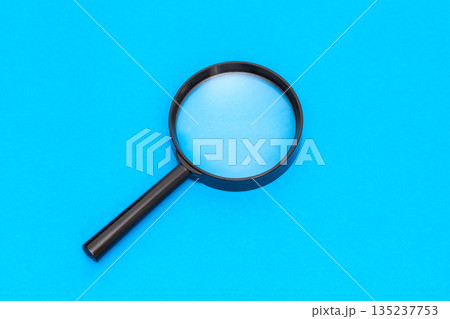 虫メガネ　magnifying glass 135237753