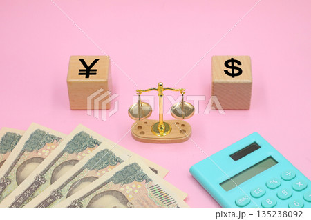 円安と円高の為替のイメージ 135238092