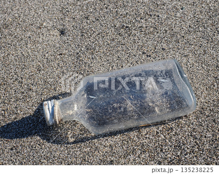 砂浜に打ち上げられたガラス瓶 135238225