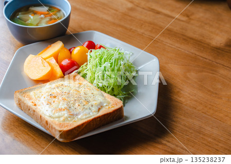 チーズトーストと旬の柿を添えた健康的な朝食 135238237