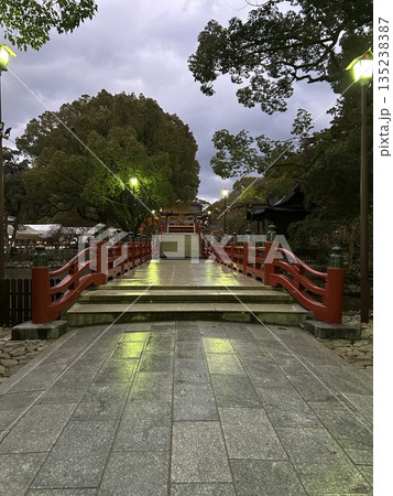早朝の太宰府天満宮　太鼓橋 135238387