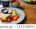 トーストとサラダの彩り豊かな健康的な朝食とコピースペース 135238401