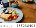 トーストとサラダの彩り豊かな健康的な朝食とコピースペース 135238403