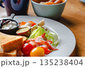 トーストとサラダの彩り豊かな健康的な朝食とコピースペース 135238404