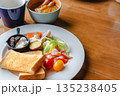 トーストとサラダの彩り豊かな健康的な朝食とコピースペース 135238405