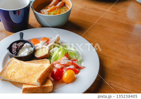 トーストとサラダの彩り豊かな健康的な朝食とコピースペース トーストとサラダの彩り豊かな健康的な朝食とコピースペース 135238405