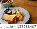 トーストとサラダの彩り豊かな健康的な朝食とコピースペース 135238407