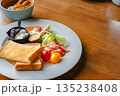 トーストとサラダの彩り豊かな健康的な朝食とコピースペース 135238408