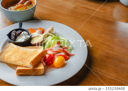 トーストとサラダの彩り豊かな健康的な朝食とコピースペース トーストとサラダの彩り豊かな健康的な朝食とコピースペース 135238408