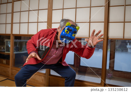 節分で鬼役をする祖父 135238612