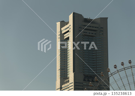 ランドマークタワーと観覧車 横浜港 ランドマークタワーと観覧車 横浜港 135238613