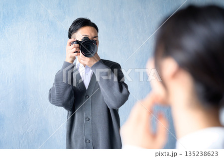 モデルの女性と撮影指示をする男性カメラマン モデルの女性と撮影指示をする男性カメラマン 135238623
