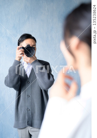 モデルの女性と撮影指示をする男性カメラマン モデルの女性と撮影指示をする男性カメラマン 135238624