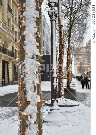 2026年1月7日 大雪のパリ・シャンゼリゼ通り 雪が積もった街路樹とイルミネーション 135238631