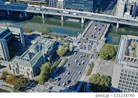 大阪中之島 淀屋橋ステーションワンから見る大阪市役所や日銀大阪支店 135238760